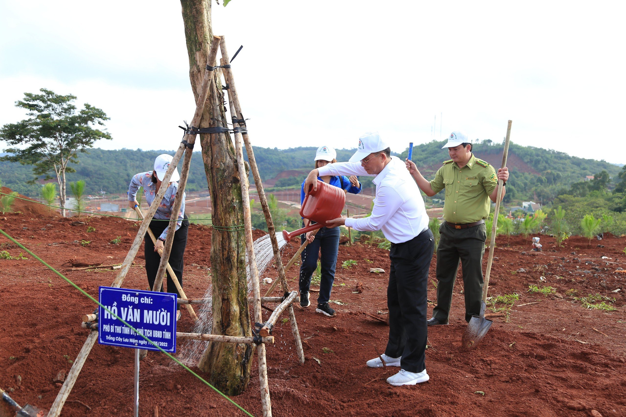 Chủ tịch UBND tỉnh Đắk Nông Hồ Văn Mười tự tay tưới những cây đầu tiên được trồng tại Lễ phát động 